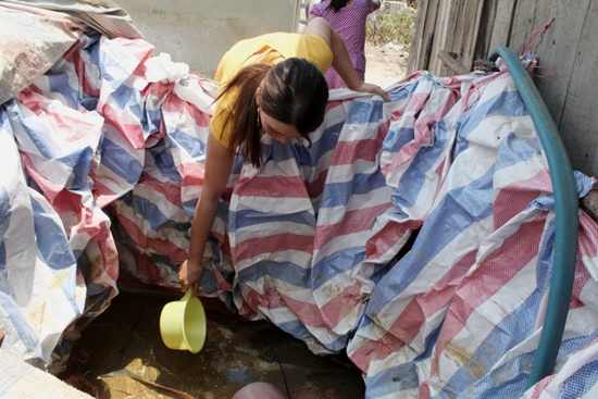 Bể nước dã chiến dùng để trữ nước sinh hoạt của người dân thôn Tân Phú, xã Ninh Gia (Lâm Đồng) cũng hết nước.